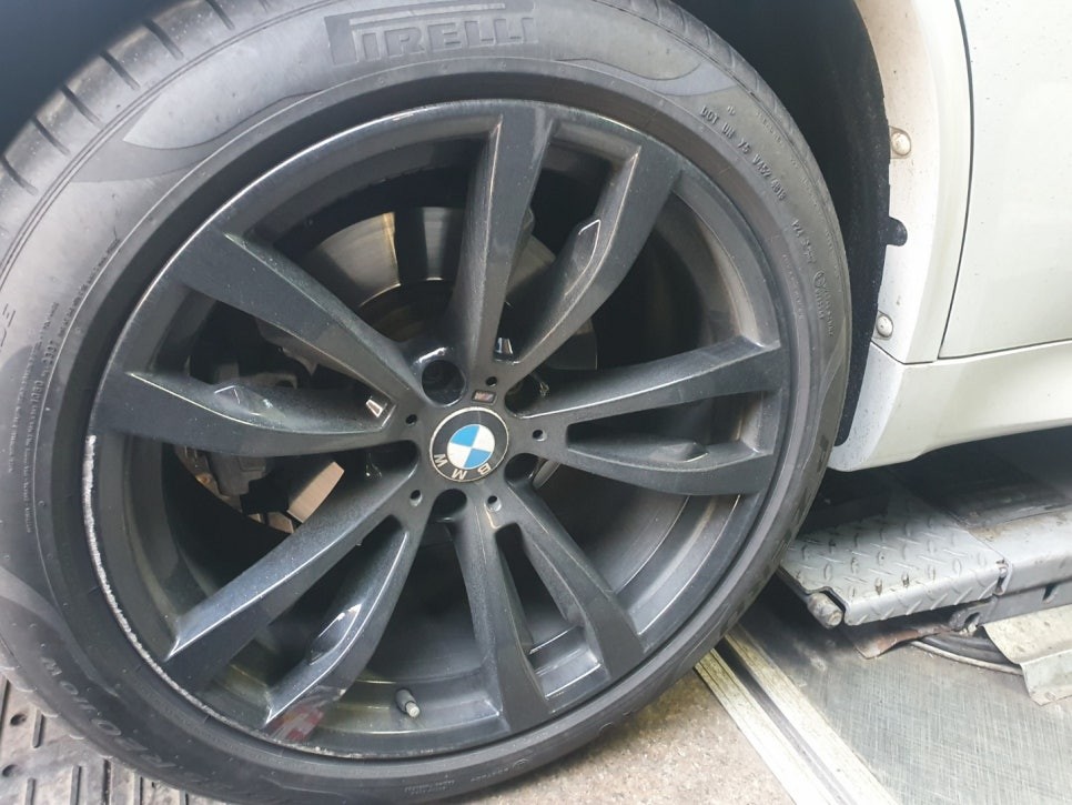 경기북부 / [남양주휠도색][캘리퍼도색]BMW X5 40d 20인치 블랙유광 휠복원&휠도색 + 캘리퍼도색 블루도장 (M버젼 레터링) 작업 / 남양주시 별내동 / 남양주.구리.의정부.양주