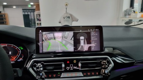 BMW X3 22년식 차량에 순정어라운드뷰, 크리스탈기어봉, 아이나비 QXD1 블랙박스와 셀뱅크 보조배터리 B200 시공 / 성남,분당,판교
