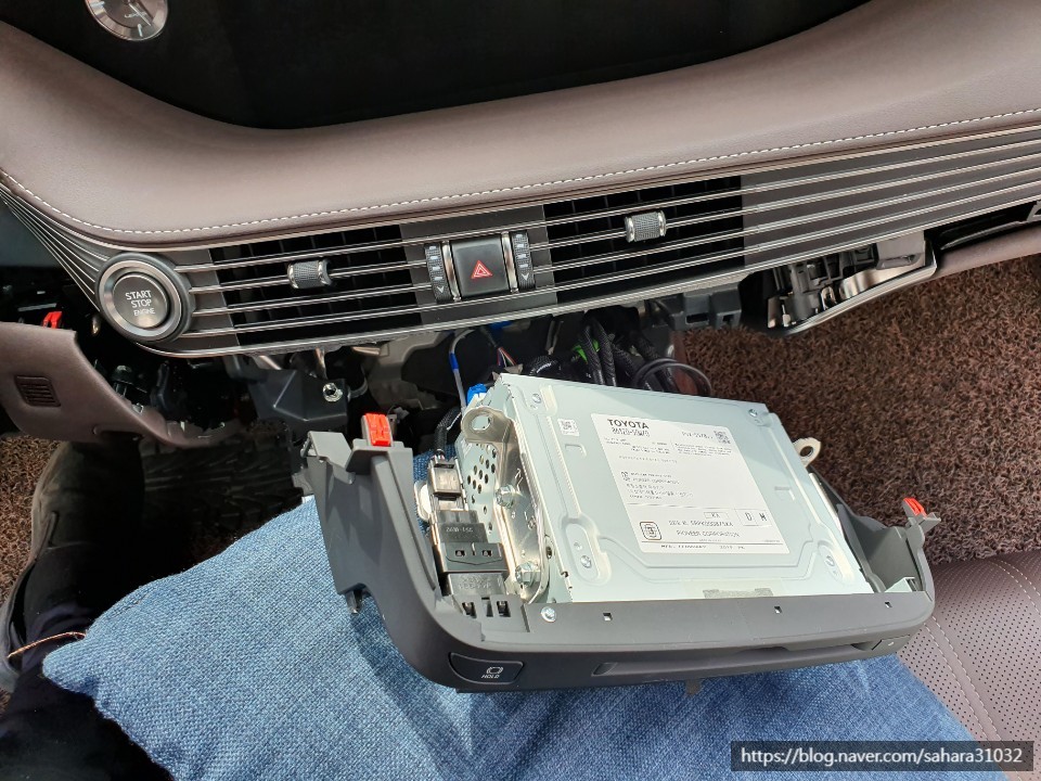 렉서스 LS500h도 이제 편안하게 핸드폰 무선미러링을~(주행락해제 시공) / 서울 중랑