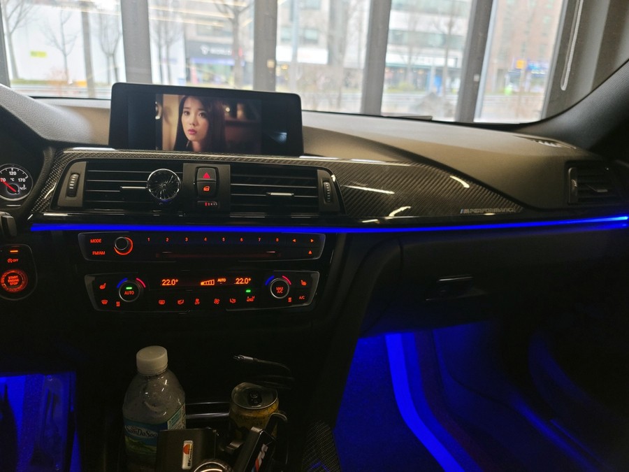 BMW M4 리츠 스마트 엠비언트. 엠비언트가 불어넣는 생기.