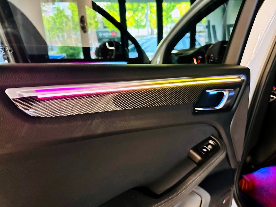 포르쉐 마칸 순정형 트림교체식 엑티브 엠비언트 시공 작업.