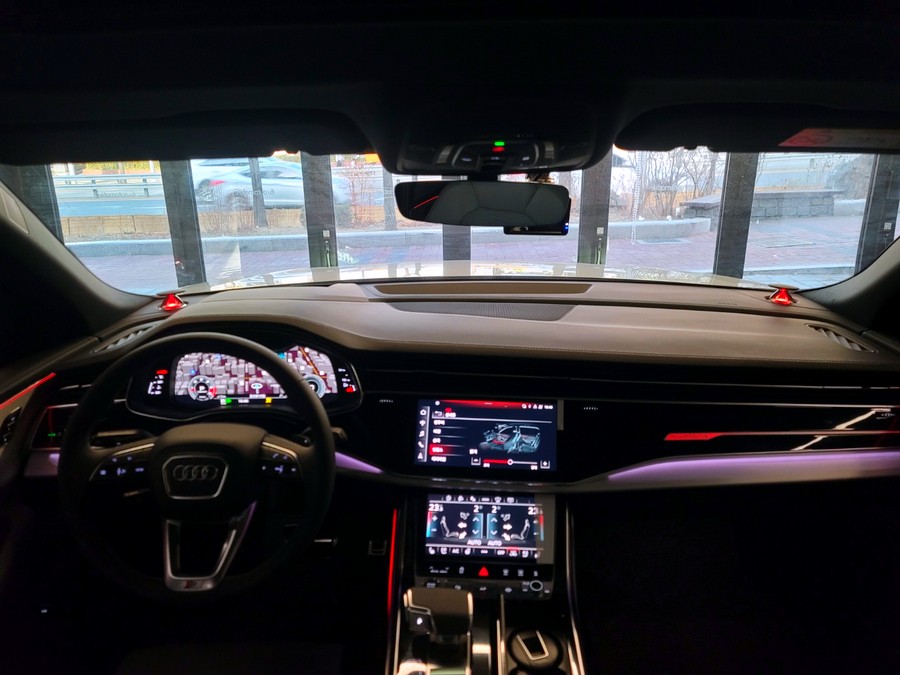 아우디 Q8 전동 업다운 엠비언트 트위터. 엠비언트로 화려한 인테리어 포인트.