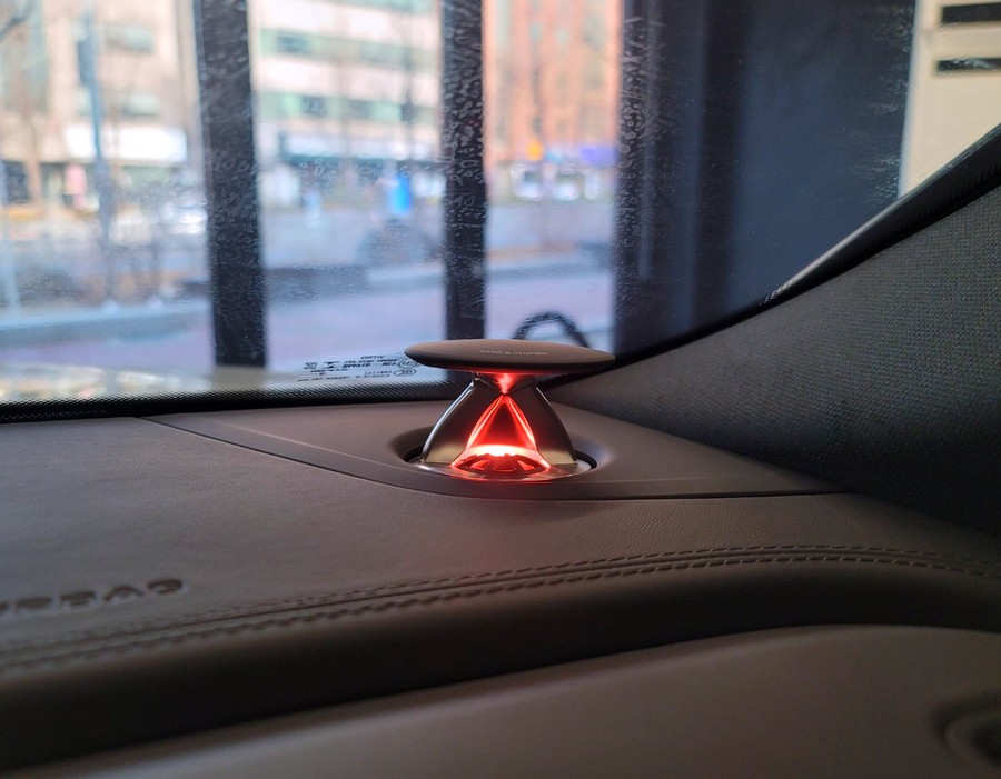 아우디 Q8 업다운 전동 트위터 엠비언트 스피커. 인테리어에 확실한 변화 주기.