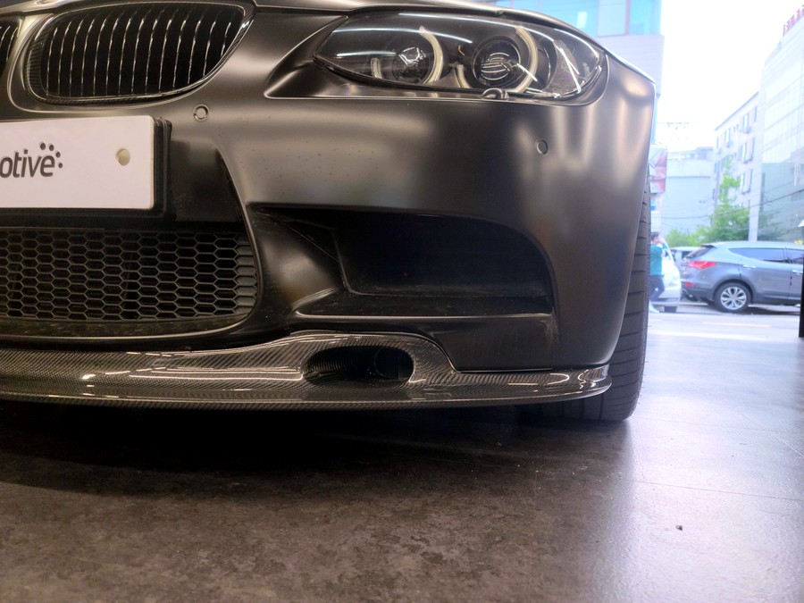 BMW E92 M3 카본 프론트립. M3 전용 프론트립으로 올블랙 룩에 포인트.