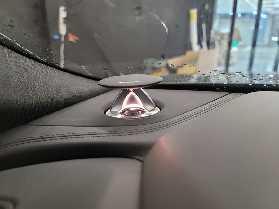 아우디 Q8 업다운 트위터 스피커. Q8 실내 엠비언트의 핵심.