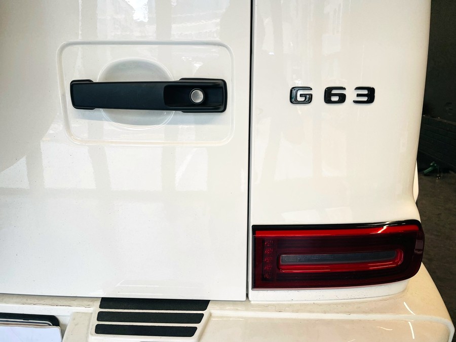 벤츠 신형 G바겐 G63 블랙팩 엠블럼 패키지. 블랙으로 완성되는 G바겐.