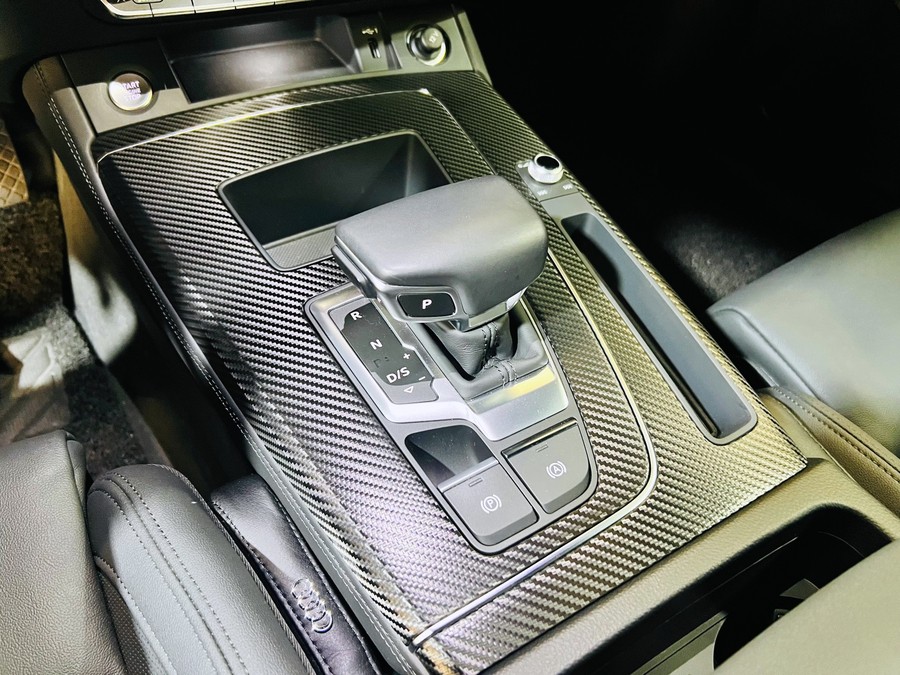 아우디 Q5 스포트백 실내 카본 인테리어 랩핑 시공.