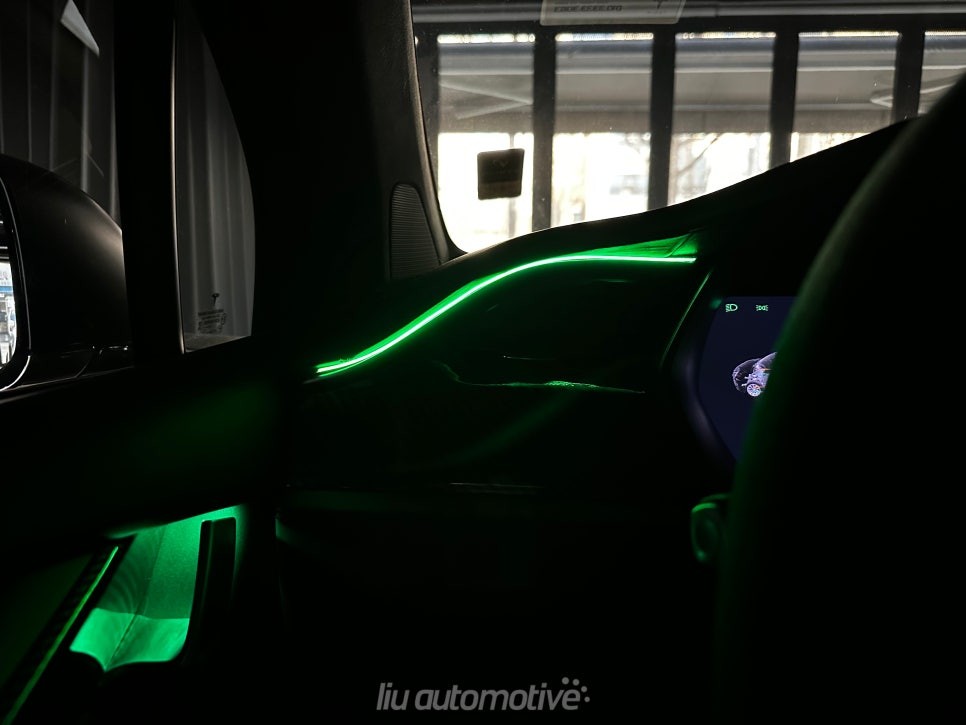 테슬라 모델X 순정형 엠비언트 인테리어 설치.