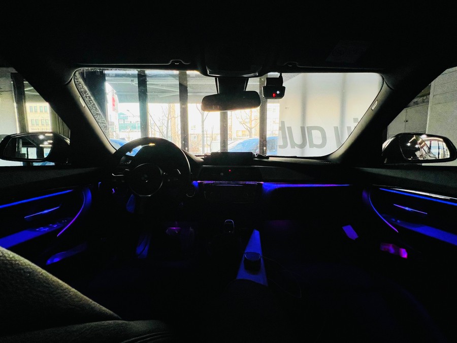 BMW 3GT 리츠 스마트 엠비언트 시공 작업.