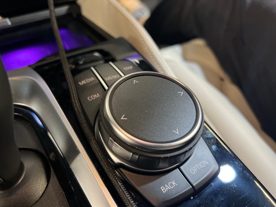 BMW G30 5시리즈 M550i 크리스탈 패키지 + M1M2 버튼 + 카본 패들시프트.