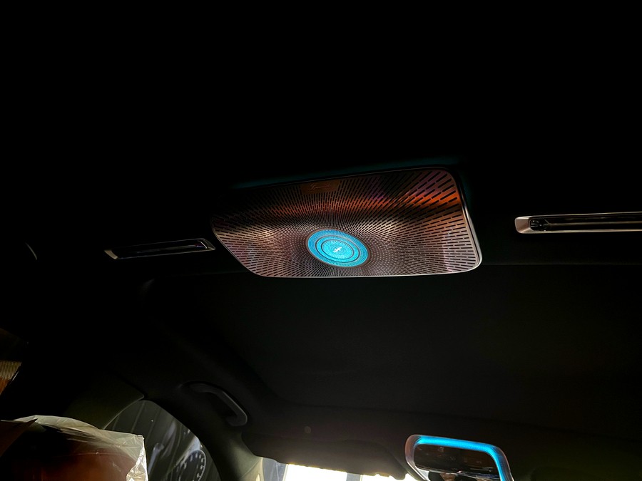 벤츠 W223 S클래스 숏바디 액티브 엠비언트 + 트위터 옵션. 천장 부메스터와 트위터까지.