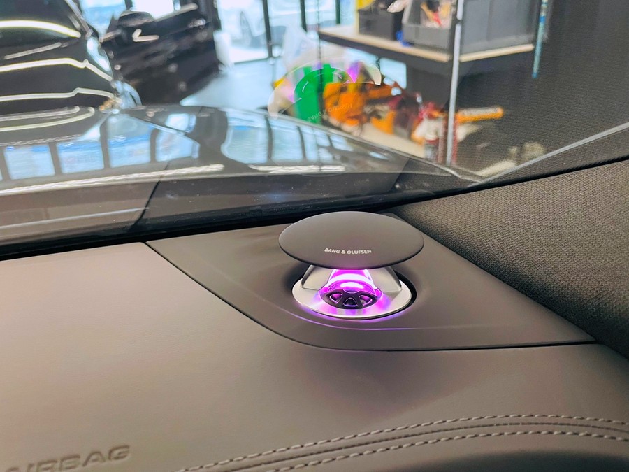 아우디 Q8 업다운 전동 트위터 설치. 화려한 퍼포먼스 업다운 트위터.