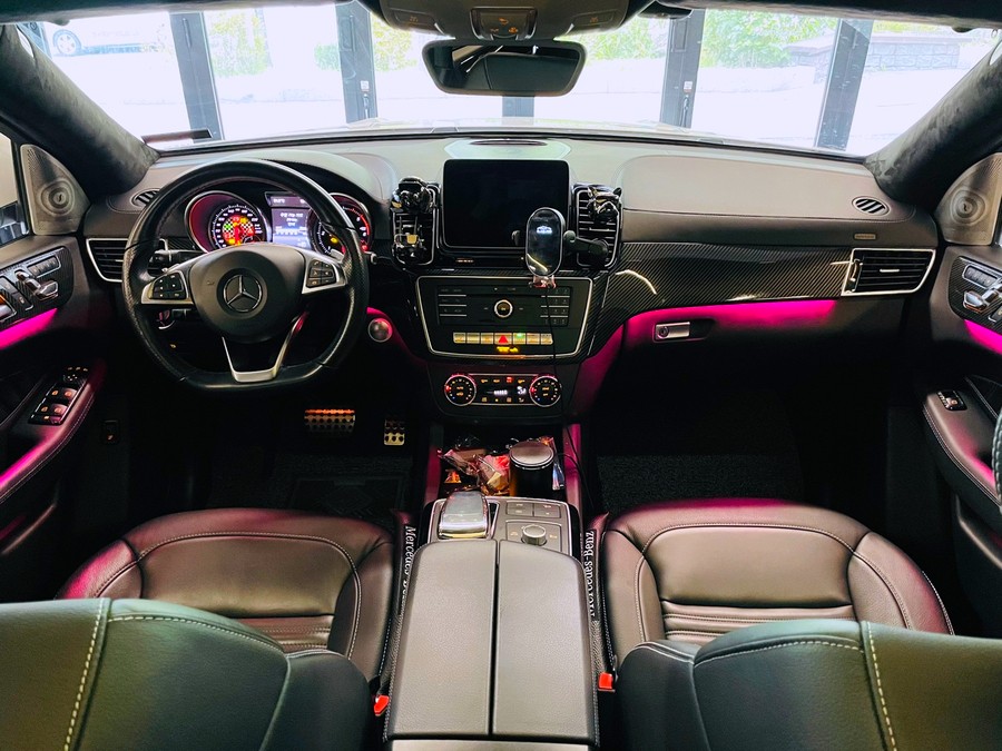 벤츠 W166 GLE350 리츠 스마트 엠비언트. GLE 인테리어에 어울리는 감각적인 분위기.