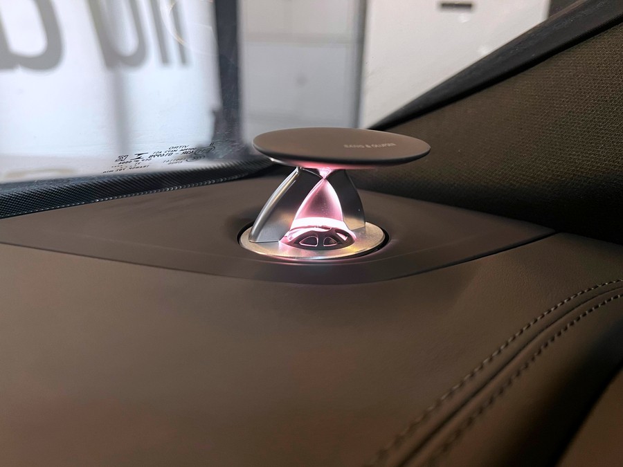 아우디 Q8 신차패키지 업다운스피커. 신차시공에 빼놓을 수 없는 엠비언트 스피커.