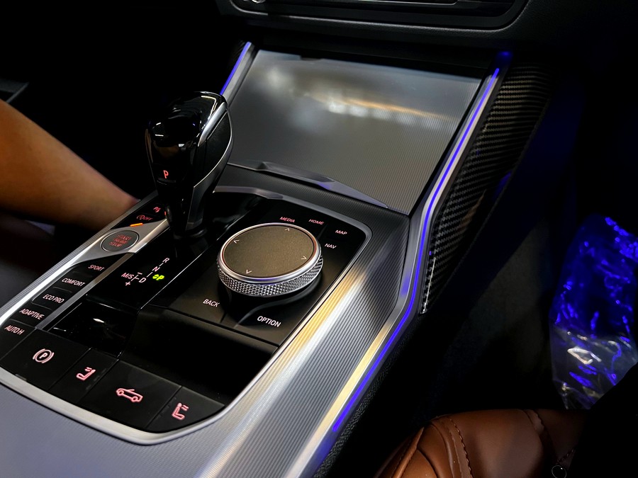 BMW G23 4시리즈 M440i 센터페시아 엠비언트 확장 + 카본 스포일러.