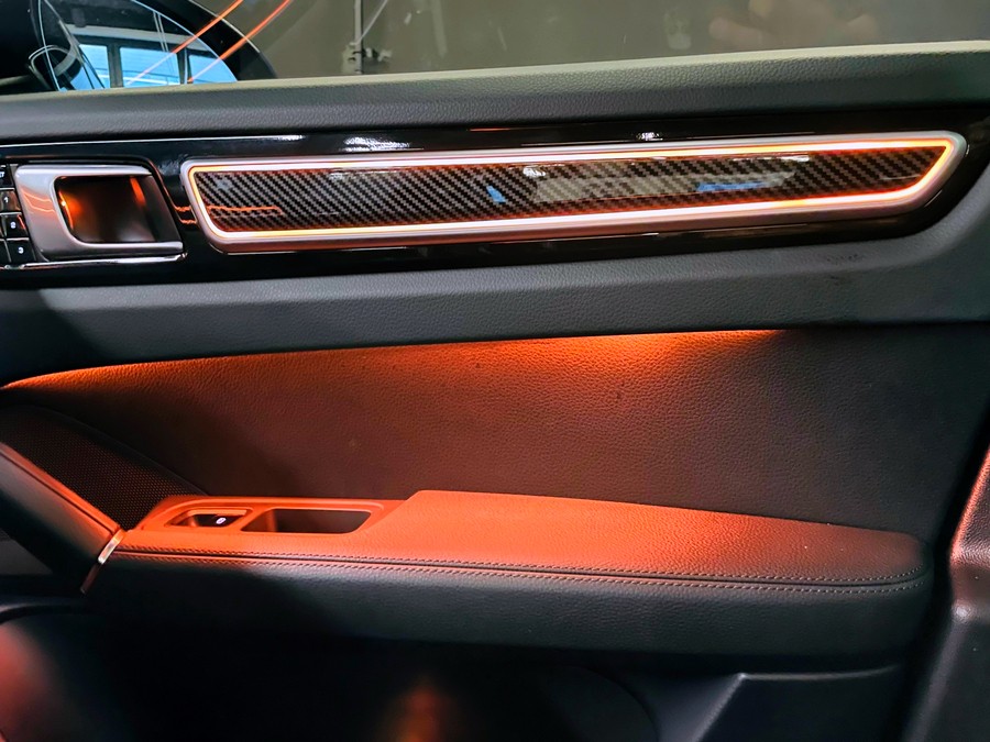 포르쉐 카이엔 엠비언트 인테리어 패키지. 엠비언트로 달라진 인테리어.