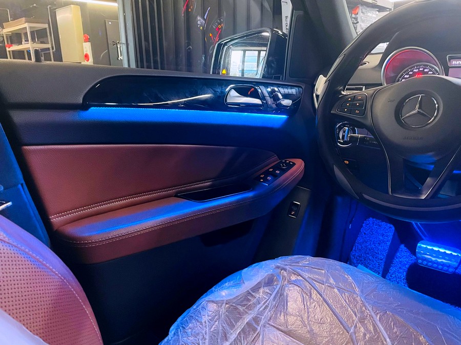 벤츠 W166 GLE350 리츠 스마트 엠비언트 시공. 벤츠 인테리어에 어울리는 감각적인 분위기.