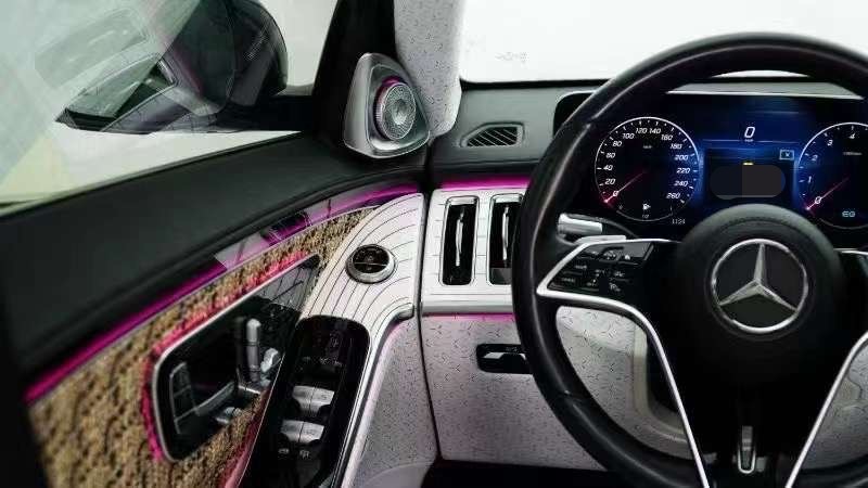 벤츠 W223 S클래스 화이트 피아노트림 인테리어.