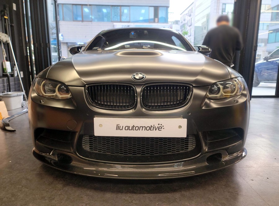 BMW E92 M3 카본 프론트립. M3 전용 프론트립으로 올블랙 룩에 포인트.