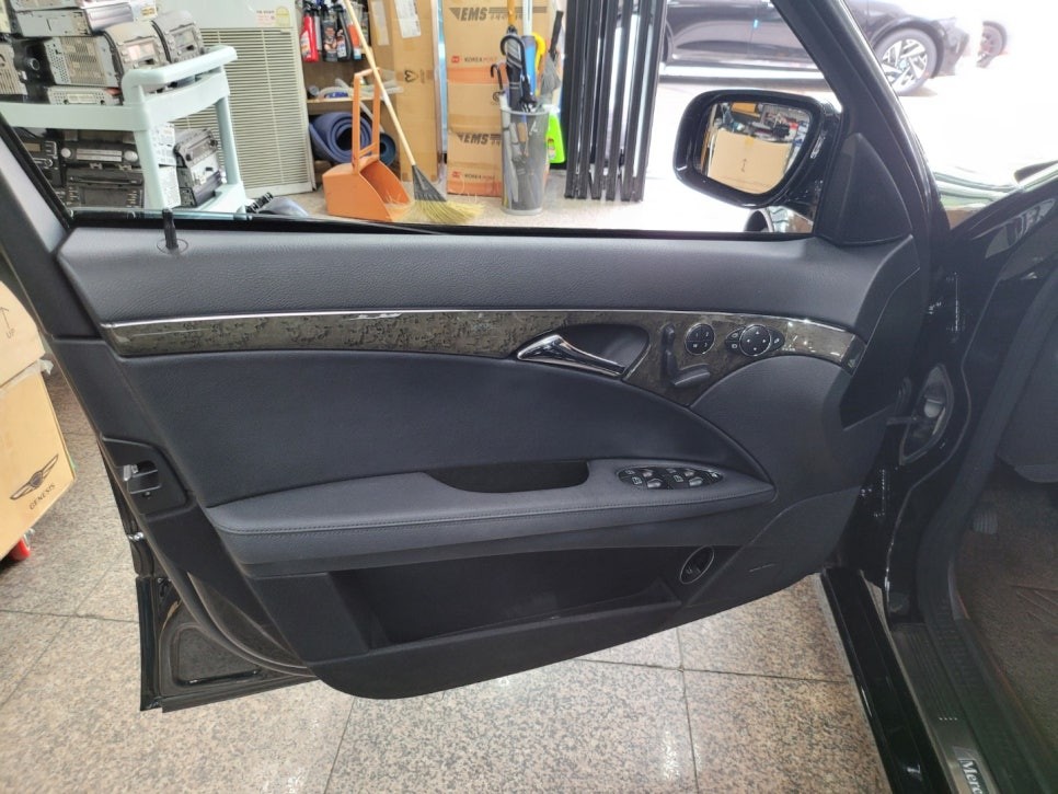 벤츠 W211 2008년식 안드로이드 올인원/엠비언트 시공작업.-오토갤러리 송파점-