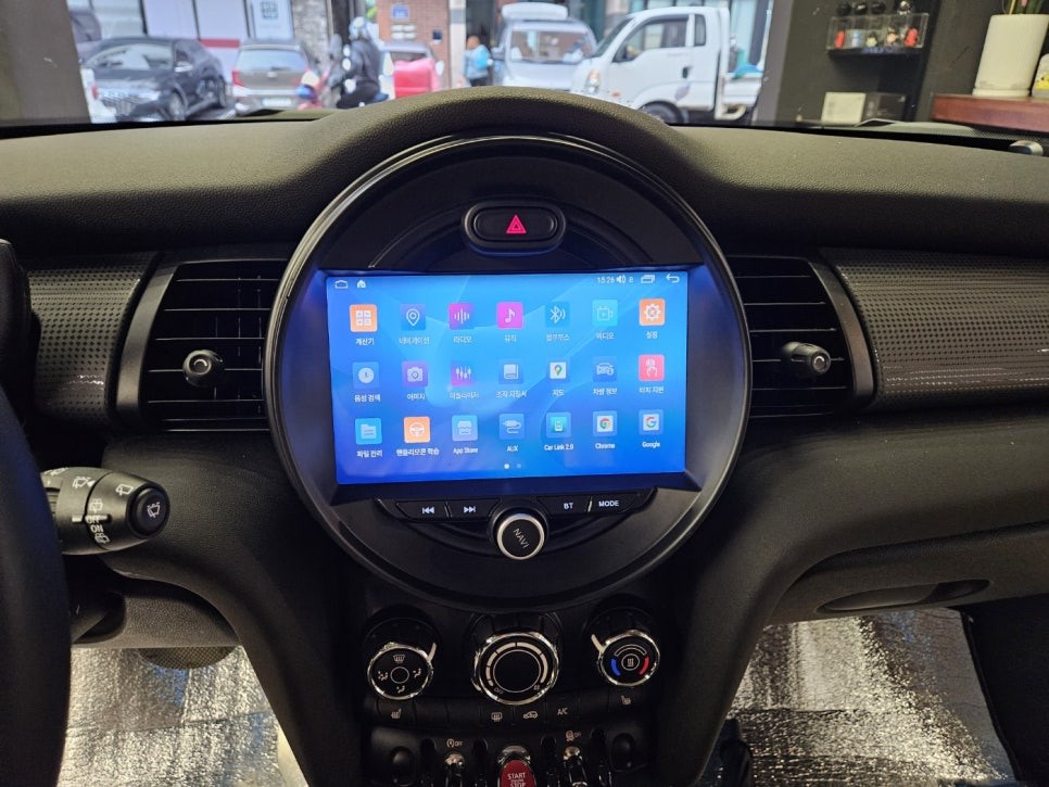 미니쿠퍼 3세대 2017년식 안드로이드 올인원 장착이 가능합니다.