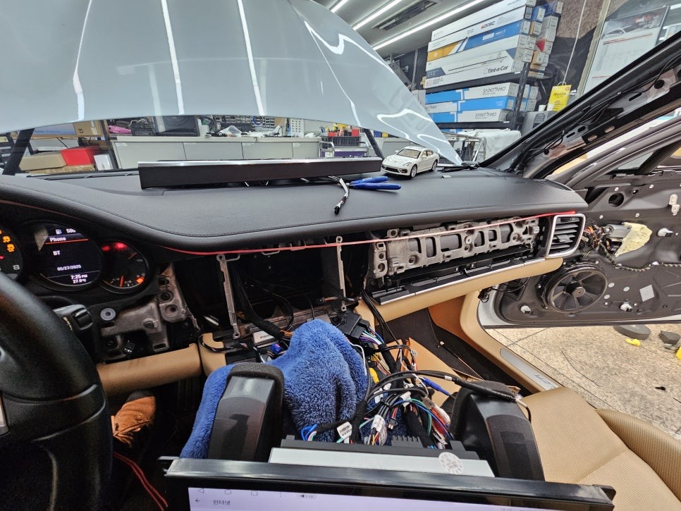 포르쉐 파나메라4 듀얼스크린 안드로이드올인원과 어라운드뷰 시공으로 더욱 세련된 실내와 편리한 주행 돼보세요!