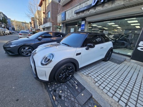 2023년 미니 쿠퍼 3도어 아트뷰 M2C 200A 오토갤러리에서 문제없이 시공해드립니다.