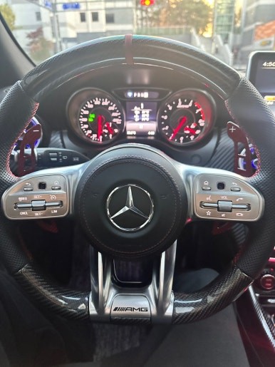 [BENZ] 2018 벤츠 W176 A45 AMG 리얼 카본 커스텀 핸들에 마그네틱 카본 패들쉬프트까지? 역시 낭만무역! / 충청 금산
