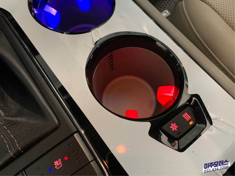 올뉴카니발 2열 오슬버튼 및 냉온컵홀더 시공 / 인천, 미추홀