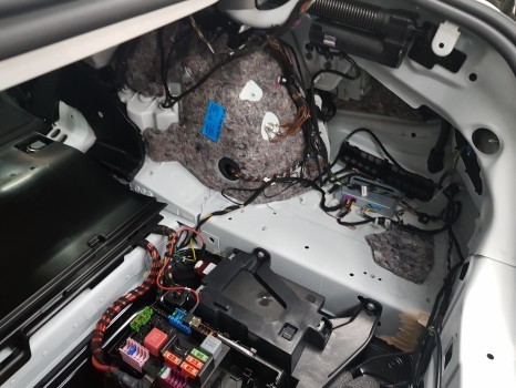 BENZ C220D - 벤츠 C클래스에 제외된 옵션! 전동트렁크 시공! / 잠실, 삼전, 송파