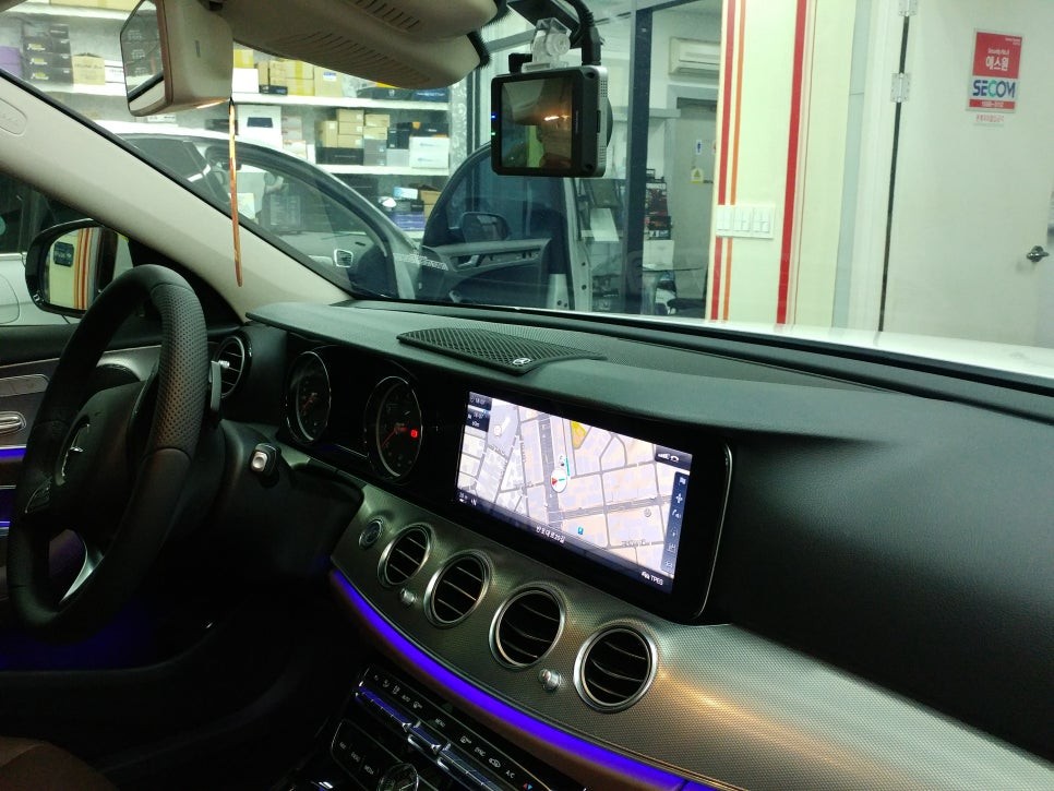 벤츠E200D 차량에 인지도NO.1 QXD950View 블랙박스와 아이볼트10A 보조배터리 장착.