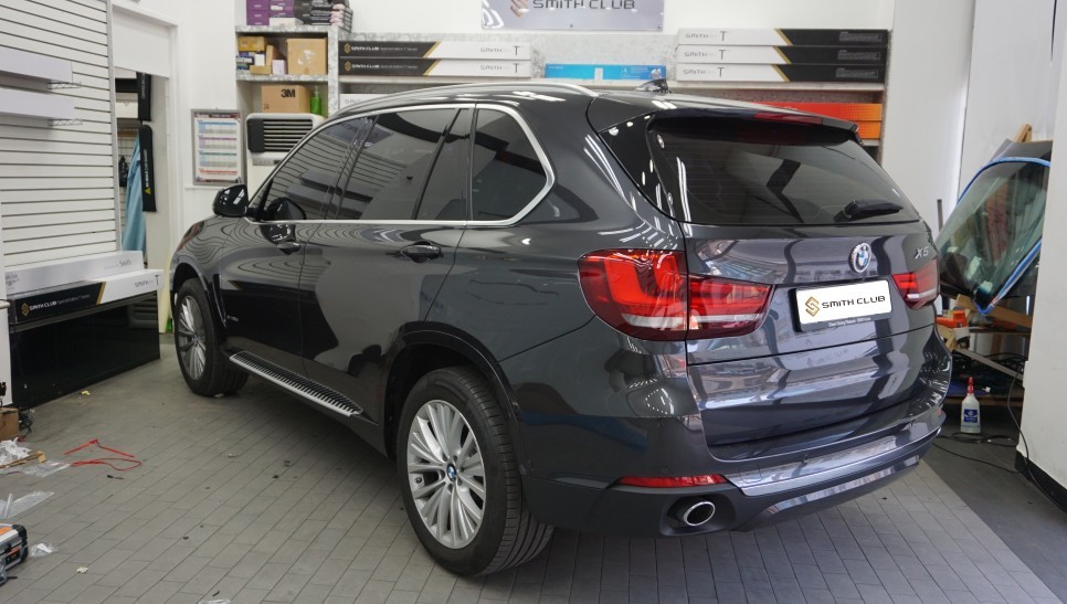 BMW X5 차량에 고정형 사이드스텝 차량용 보조발판으로 어린 아이들도 차량 이용을 편리하게~