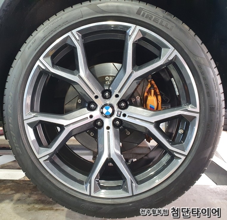 [전주휠복원 첨단타이어] BMWX6m 순정20인치-> 21인치 인치업( G바디 신형휠 + 피넬리 피제로 런플랫타이어교체) / 전주