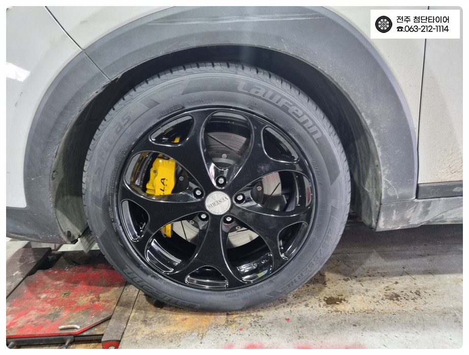 [전주김제 휠복원 첨단타이어] 올뉴투싼 사제 18인치 휠스크래치/휠긁힘-> 사제휠 베네르디 델라로사 블랙유광 휠복원/휠도색+ 라우펜타이어 2255518 조합!광주 휠복원 대전휠복원 / 전주