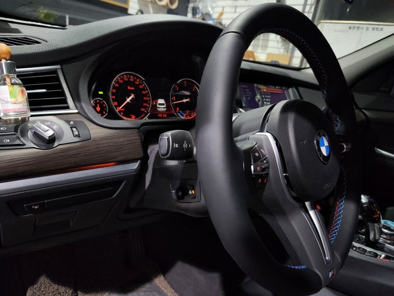 대구 오디쎄이 BMW F07 5GT M 핸들 교체 코딩 카오디오