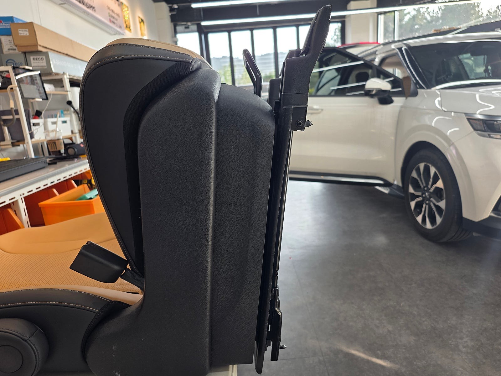 대전 박스카 KA4 카니발 11자 통합레일 3열 탈부착 9인승 -> 6인승 모빌하임 P3 라떼 브라운 시공 / 대전 서구