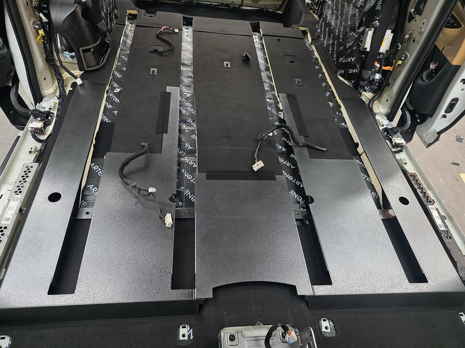 대전 박스카 KA4 카니발 11자 통합레일 3열 탈부착 3중 방음 엠보싱 장판 새들 브라운 시공 / 대전 서구