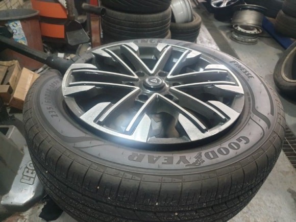 235 60 18 굿이어 어슈어런스 피네스  카니발신형 순정 OEM 타이어 중고 있지만 신품 수준 입니다 / 경기 포천 소흘