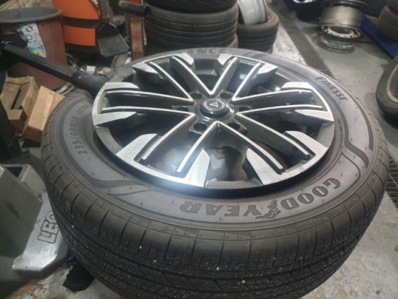 235 60 18 굿이어 어슈어런스 피네스  카니발신형 순정 OEM 타이어 중고 있지만 신품 수준 입니다 / 경기 포천 소흘