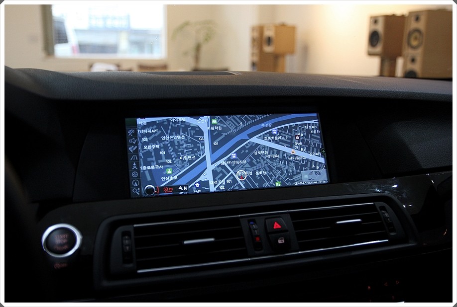 BMW F10 520D 네비게이션 매립 필수죠!