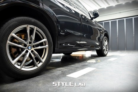 BMW G02 X4 하단 그레이 가니쉬 유광 블랙으로~ 블랙 차량을 원톤으로 만들었습니다. 랩핑은 하남 스타일랩!