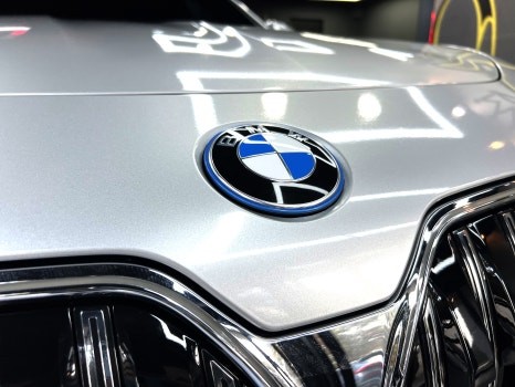 부산 투톤랩핑 BMW i7 듀오톤랩핑 시공으로 럭셔리한 플래그십 세단 표현하기! [3M 화이트 알루미늄]