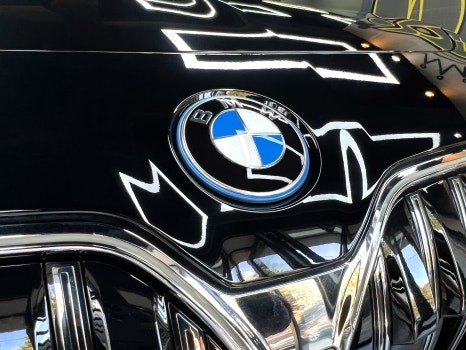 부산 자동차 랩핑 BMW I7 듀오톤(투톤) + 코치라인 고광택 필름으로 차량의 스타일 변화시키기!