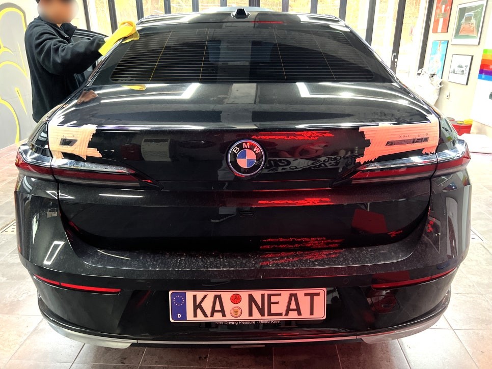 부산 투톤랩핑 BMW i7 듀오톤랩핑 시공으로 럭셔리한 플래그십 세단 표현하기! [3M 화이트 알루미늄]