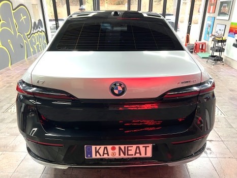 부산 투톤랩핑 BMW i7 듀오톤랩핑 시공으로 럭셔리한 플래그십 세단 표현하기! [3M 화이트 알루미늄]