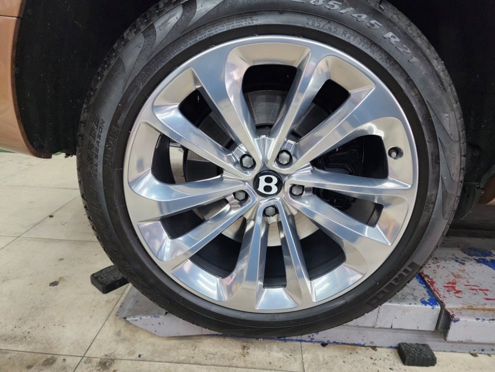 럭셔리 SUV 벤틀리 벤테이가 버핑휠 휠복원 작업 퀄리티.