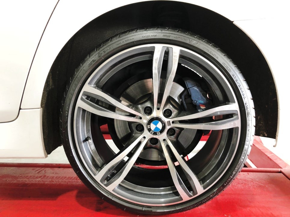 BMW5시리즈 차량 휠교체작업!! M5 ST 20인치 휠장착작업!!힐링타이어/남양주힐링타이어/BMW/BMW휠/M5휠/20인치휠/20인치타이어/남양주타이어/구리휠/휠튜닝/복원휠 / 남양주, 강동, 하남, 송파