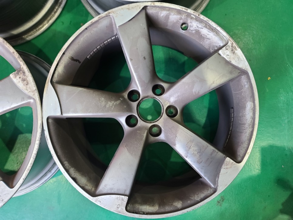 아우디rs5 19인치 휠 건메탈다이아컷팅후기/다산동타이어/휠복원전문점/휠복원휠도색/휠도색후기/남양주휠복원/구리휠복원/다산신도시휠복원전문점 / 남양주, 강동, 하남, 송파