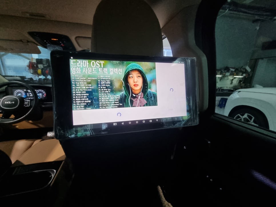신형 카니발 KA4 안드로이드 헤드레스트 리어 모니터 코토 일체형 루프박스 설치