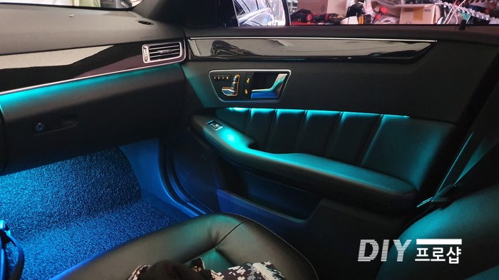 벤츠 E클래스 W212 E300 엠비언트 라이트 무드등 광량업그레이드  RGB 풋등 시공 대구 다이프로샵 KC인증( 대구 부산 포천 광주 남양주 용인 거제)